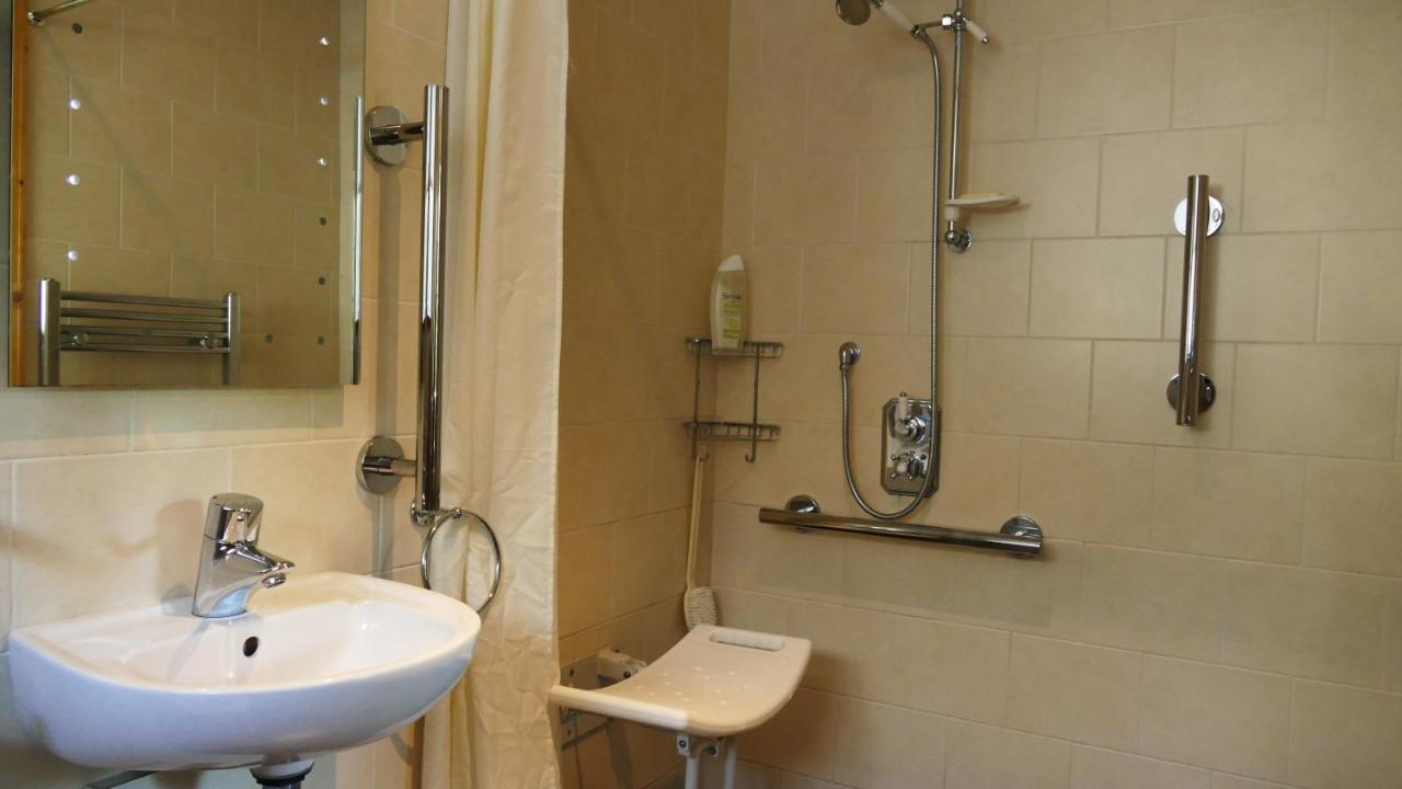Cosy Ground Floor Disabled Friendly Room In Farm House Llandderfel 외부 사진