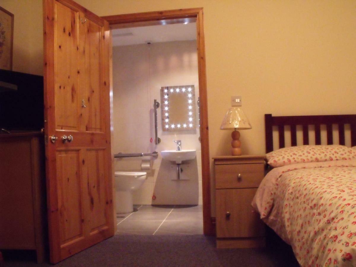 Cosy Ground Floor Disabled Friendly Room In Farm House Llandderfel 외부 사진