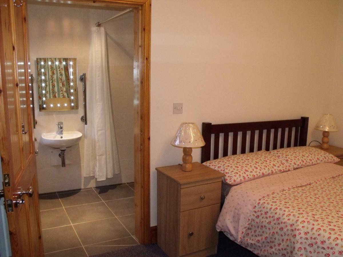 Cosy Ground Floor Disabled Friendly Room In Farm House Llandderfel 외부 사진