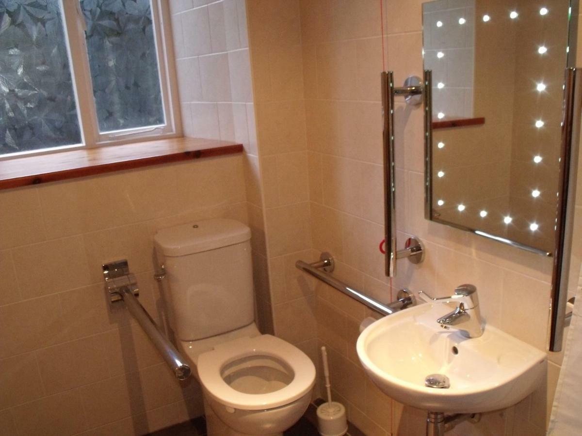 Cosy Ground Floor Disabled Friendly Room In Farm House Llandderfel 외부 사진